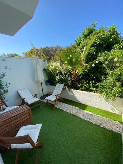 Patio, Day, Garden, Garden view, sunbed