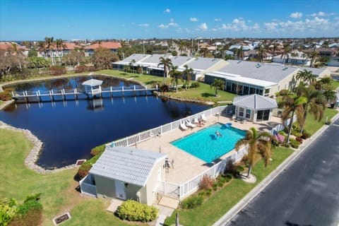 Neighbourhood, Bird's eye view, Swimming pool