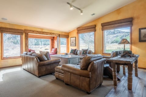 XXL Snowcreek #747 - 5 Bedroom 4 Bathroom Sleeps 12 Pet Friendly, Amazing Mountain Views House in Mammoth Lakes