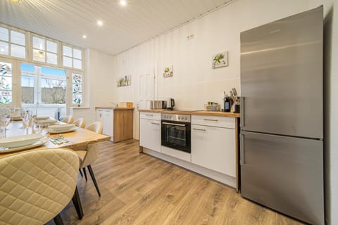 Coffee/tea facilities, Kitchen or kitchenette, Photo of the whole room, Dining area, oven