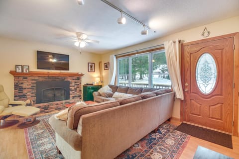 1 Mi to Sugarbush Resort Dog-Friendly Home! House in Fayston