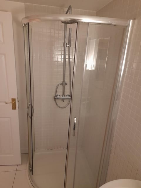 Big ensuite room with shower and rest room and good garden view Vacation rental in London Borough of Southwark