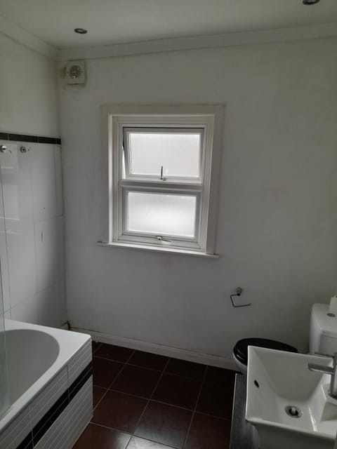 Big ensuite room with shower and rest room and good garden view Vacation rental in London Borough of Southwark