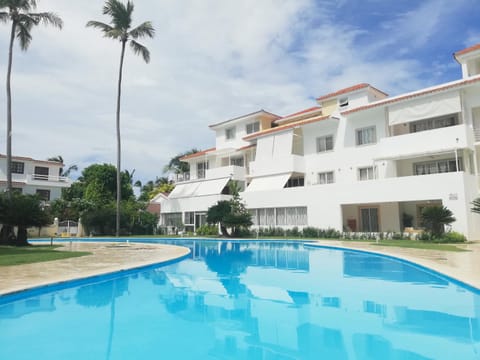 Property building, Day, Pool view, Swimming pool, sunbed