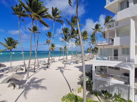 Property building, Day, Natural landscape, Balcony/Terrace, Beach, Sea view