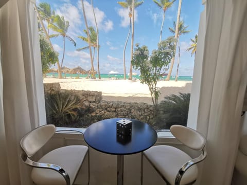 Day, Living room, Seating area, Dining area, Sea view