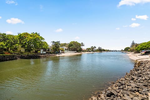 Spacious Creekside 4-Bed Home with Private Yard House in Palm Beach