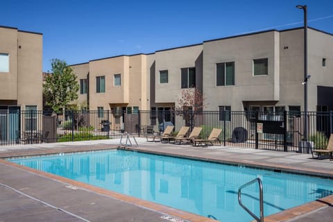 Downtown Moab Basecamp Pool & Hot Tub - Entrada House in Moab