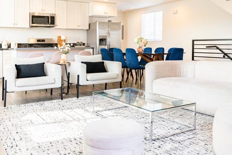 Kitchen or kitchenette, Living room, Seating area, Dining area, stove