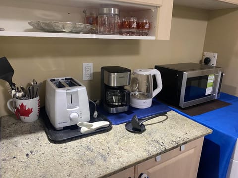 Coffee/tea facilities, stove, toaster