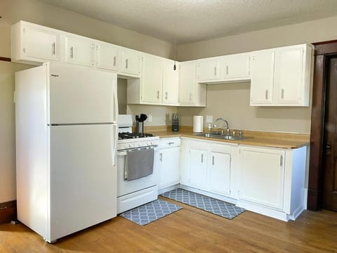 Kitchen or kitchenette, oven, pet friendly, stove, toaster