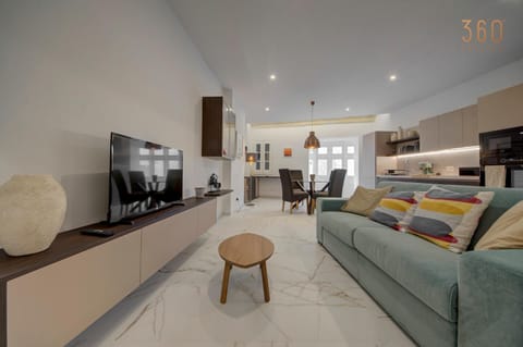 Communal lounge/ TV room, Bed, TV and multimedia, Kitchen or kitchenette, Living room, Photo of the whole room, Seating area, Evening entertainment, Bedroom