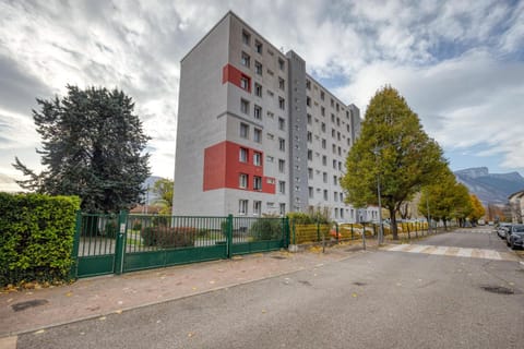 Property building, Day, Neighbourhood, City view, Street view