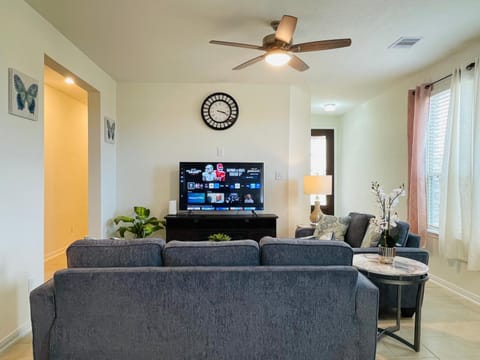 TV and multimedia, Living room, Seating area, Evening entertainment, fireplace