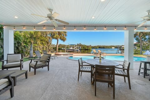 Beach Therapy, Gorgeous 3 Bedroom Beach House w Pool and Spa House in Bonita Springs