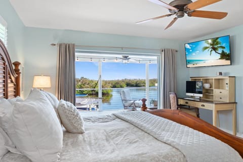 Beach Therapy, Gorgeous 3 Bedroom Beach House w Pool and Spa House in Bonita Springs