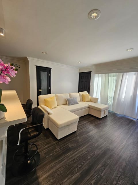 The Perfect Home in Culver City Palms Patio and Parking Apartment in Culver City