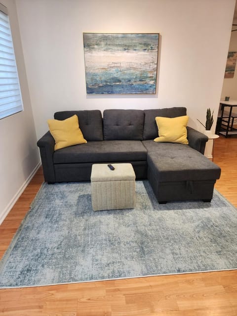 Spacious 1 bedroom 1 bath condo with parking Apartment in Santa Monica