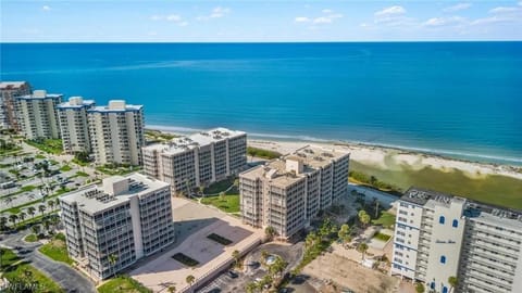 BEACHFRONT -Steps from Sparkling Sand and Surf- Condo Sun and Sand Seekers - Roelens House in Estero Island