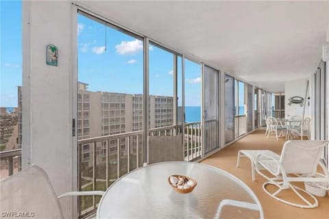 BEACHFRONT -Steps from Sparkling Sand and Surf- Condo Sun and Sand Seekers - Roelens House in Estero Island