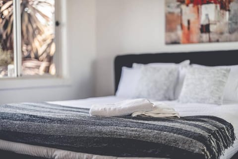 Bed, Photo of the whole room, Decorative detail, Bedroom