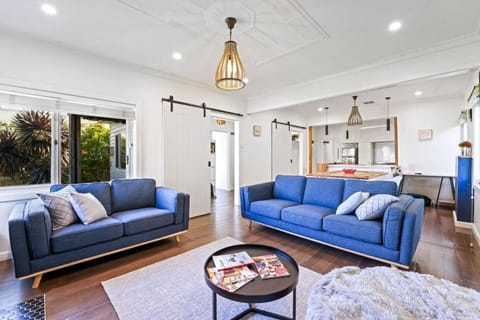 Living room, Decorative detail, Seating area