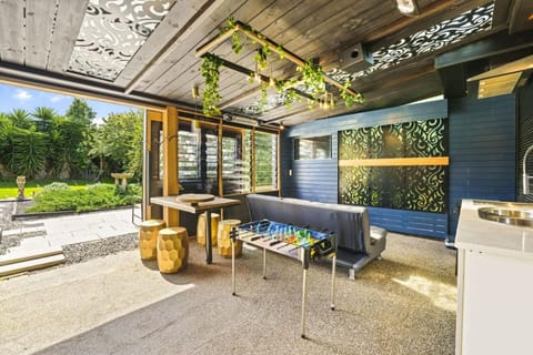 Spring, Day, Game Room, Garden, Seating area