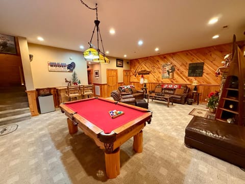 Experience Comfort and Tranquility at Mooseberry Just Minutes from Top Attractions House in Pigeon Forge