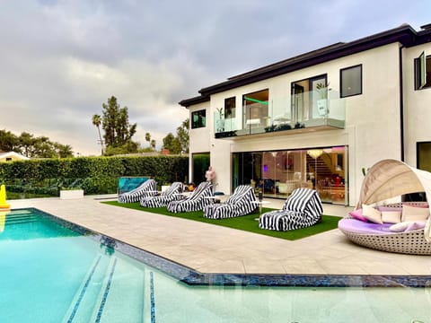 Property building, Day, Pool view, Swimming pool, sunbed