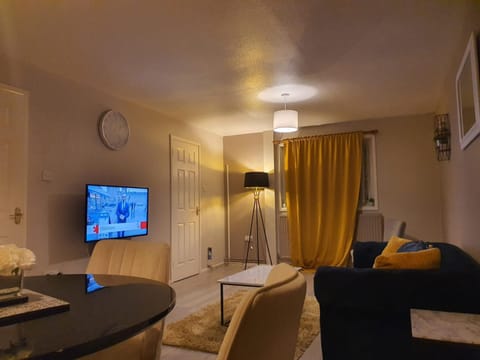 Bridgecity 3 BR Lehar retreat in Basingstoke Villa in Basingstoke