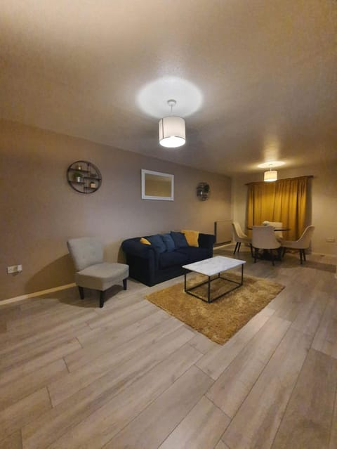 Bridgecity 3 BR Lehar retreat in Basingstoke Villa in Basingstoke