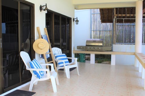 Beach Front Sand Castle - kid friendly right on the perfect beach Apartment in Wichit