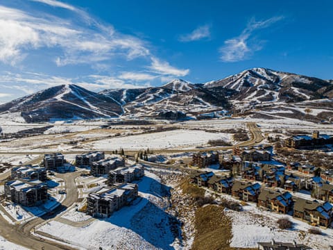 New Deer Valley East Condo-Minutes to Ski! Lakeside 14-202 House in Jordanelle Reservoir