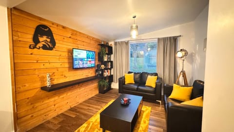 Communal lounge/ TV room, TV and multimedia, Living room, Seating area, Evening entertainment