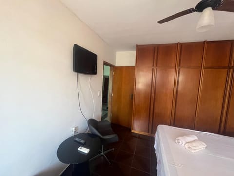 Suite Bueno econômica com Ar split Tv a acabo Wi-fi fibra local otimo e rico em comércio Apartment in Goiania