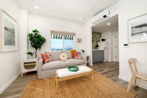 Kitchen or kitchenette, Living room, Seating area, Sea view, air conditioner