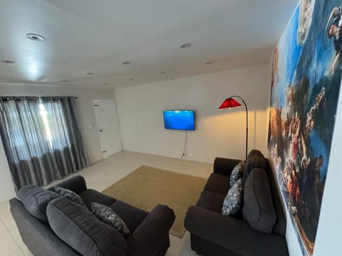 Communal lounge/ TV room, TV and multimedia, Living room, Seating area, Evening entertainment