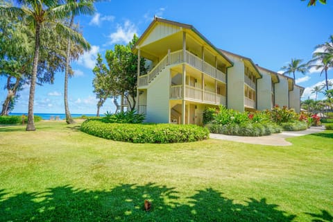 Sunrise Hale at Islander on the Beach 329 A Oceanfront View Studio with AC Apartment in Waipouli Beach