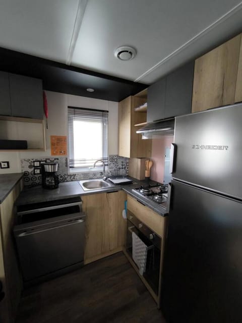 Coffee/tea facilities, dishwasher, microwave, oven, storage, stove, kitchen