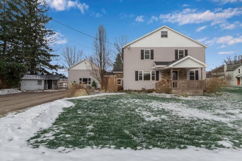 Spacious Home Hot Tub 2 Living Rooms Pets OK House in Cattaraugus