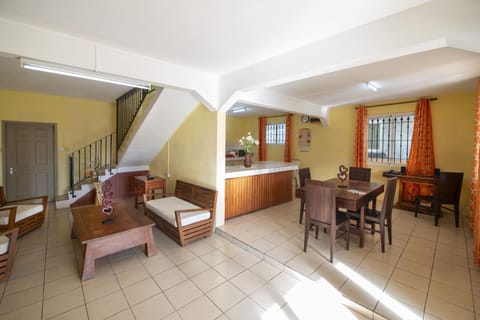 Kitchen or kitchenette, Living room, Seating area, Dining area