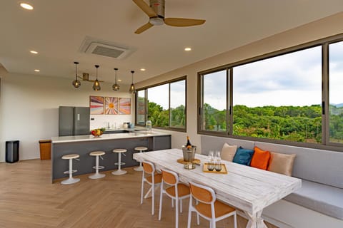 Kitchen or kitchenette, Food and drinks, Seating area, Dining area, Evening entertainment, Food