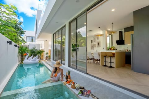 Food and drinks, Dining area, Pool view, Swimming pool