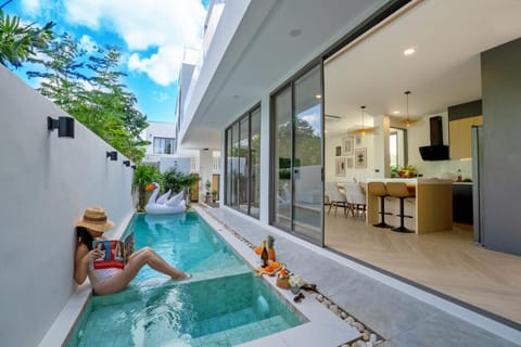 Day, Balcony/Terrace, Dining area, Pool view, Swimming pool