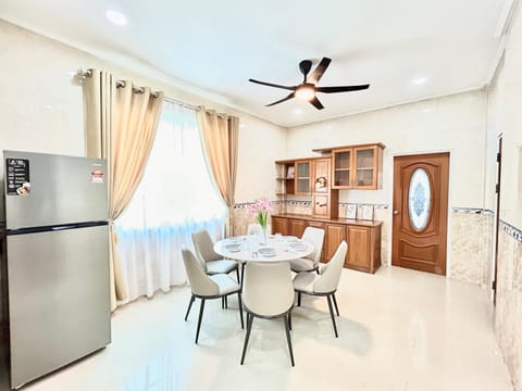 10Pax Spacious Semi-D&Nearby City Centre House in Sarawak, Malaysia