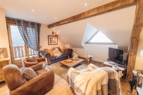 Living room, Photo of the whole room, Mountain view