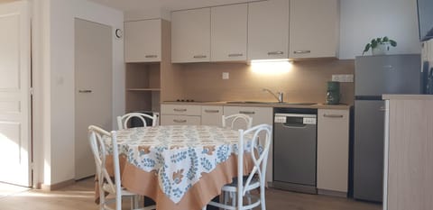 Kitchen or kitchenette, dishwasher