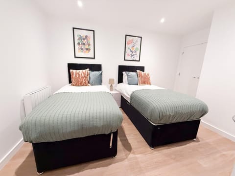 The Old Bank Apartments - FREE Parking & WIFI - Contractor Friendly Apartment in Huntingdonshire District