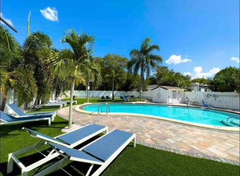 2q Beds Studio Apt With Shared Pool 18 Apartment in Largo