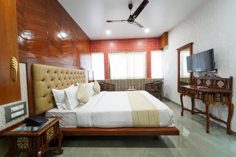 Bed, TV and multimedia, Bedroom